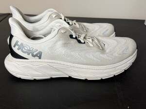 HOKA Arahi 6 Men's Road Running Shoes in Blanc De Blanc / Steel Wool